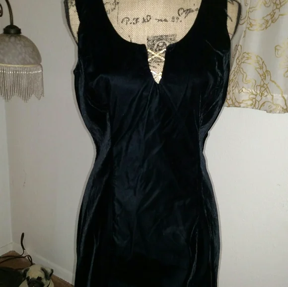 Jeweled neckline detailed Black Velvet dress - Picture 4 of 11